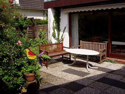 Innenhof mit Holzbänken und Tisch