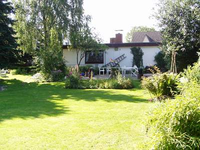 Haus Regenbogen vom Garten fotografiert